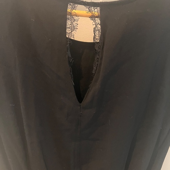 Black mini-dress with lace trim - Picture 8 of 9